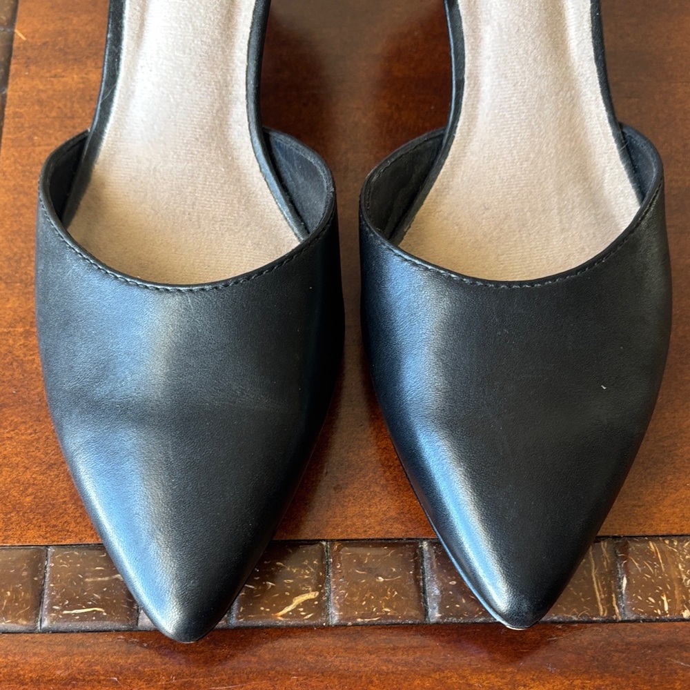 Clarks Linvale Edyth Black Pump with  Ankle Strap and Kitten Heels, size 7.5 - Picture 6 of 9